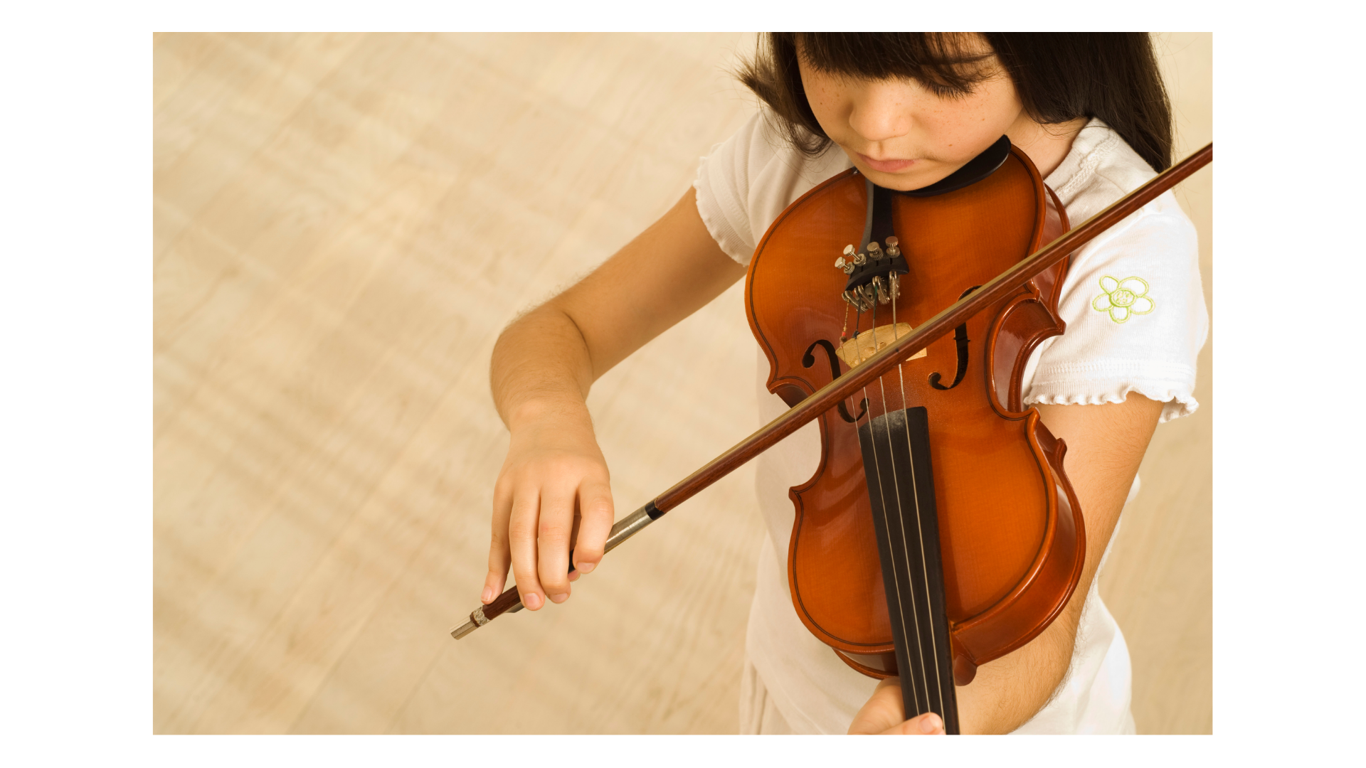 Regine auf einer Höhe im Schwarzwald, im Hintergrund Wolken und Nebel