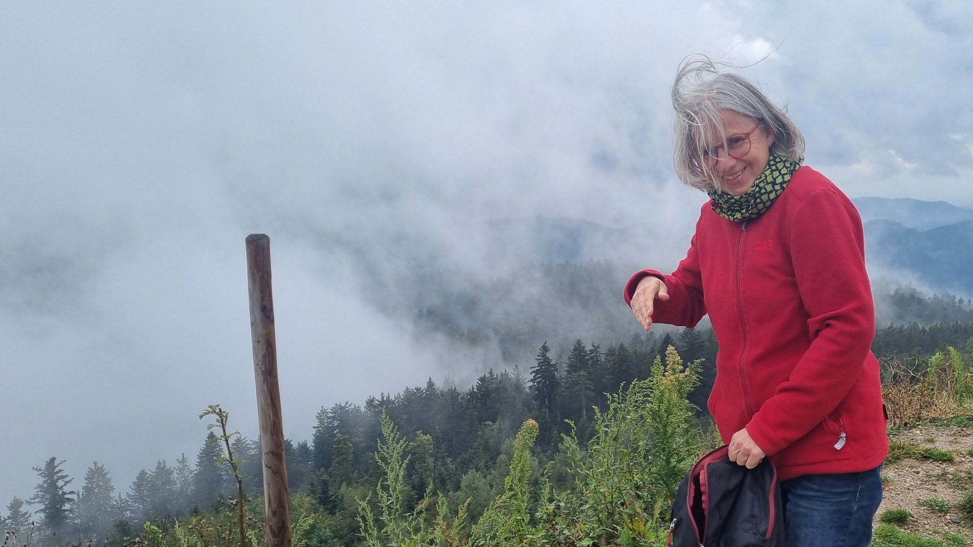 Regine auf einer Höhe im Schwarzwald, im Hintergrund Wolken und Nebel