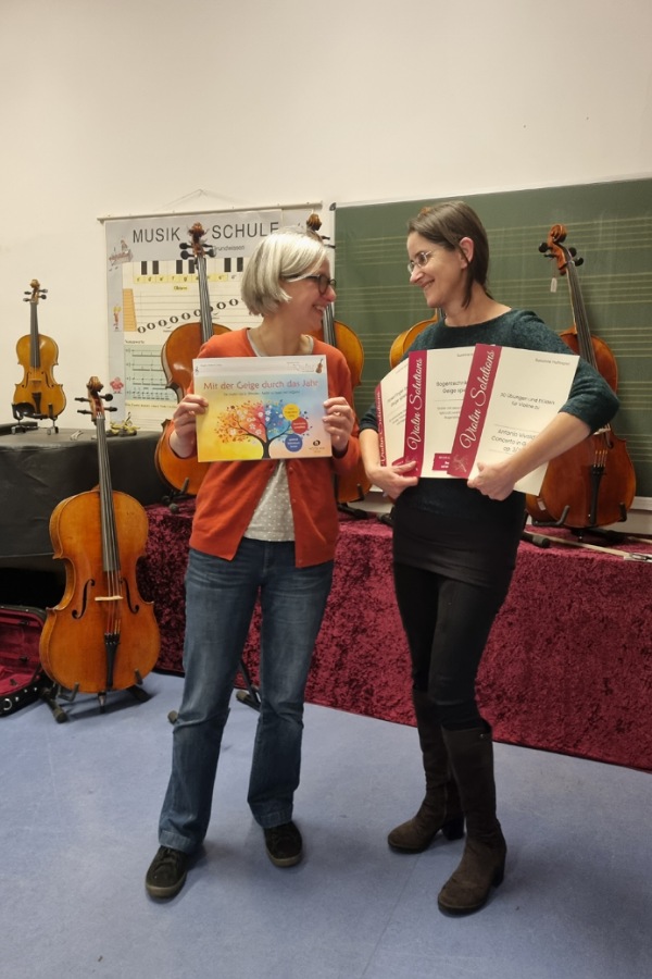 Mit Susanne Hofmann beim ESTA-Kongress: beide sind wir stolze Autorinnen und zeigen unsere frisch veröffentlichten Werke