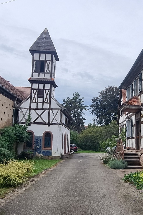 Christophe wohnt in einer kleinen Kapelle in einem elsässischen Anwesen südlich von Strasbourg. Dort treffen wir uns zum "Online-Business-Arbeiten"