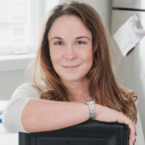 Kimberly Gawne, owner of Star Students, engaging with a student or discussing homeschooling personalized curriculum. She is showcasing her role in providing expert tutoring and homeschool coaching services, emphasizing the benefits of online homeschool programs and coaching parents for homeschooling.