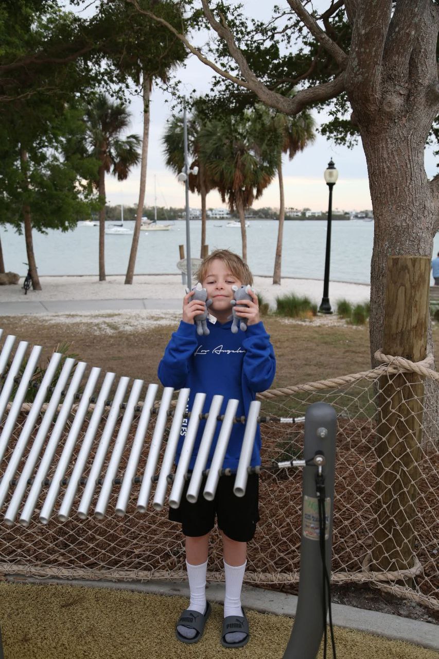 Model wearing plain white basic tee.
