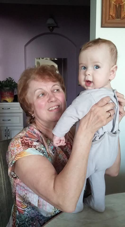 Model wearing plain black basic tee.