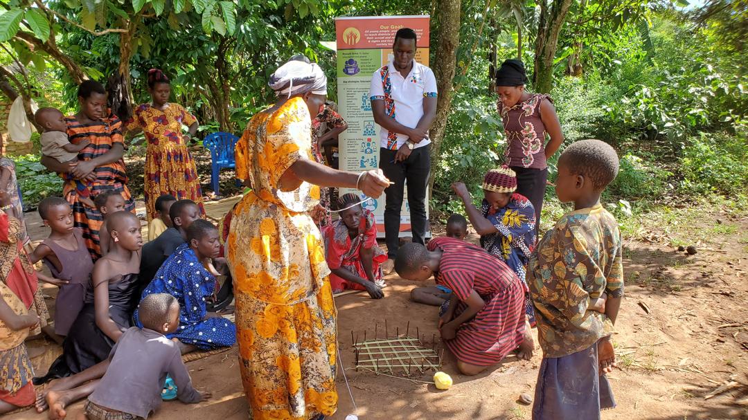 Model wearing plain white basic tee.