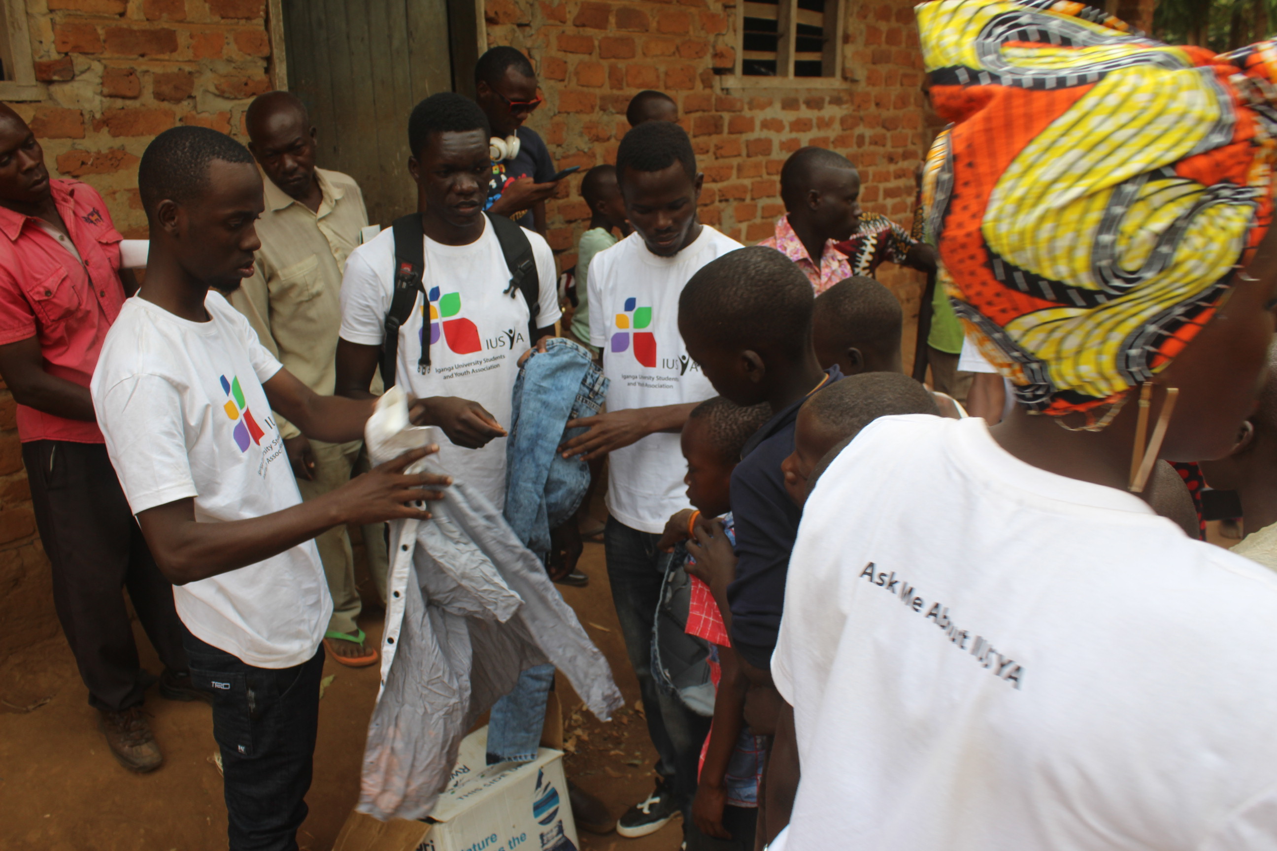 Model wearing plain white basic tee.