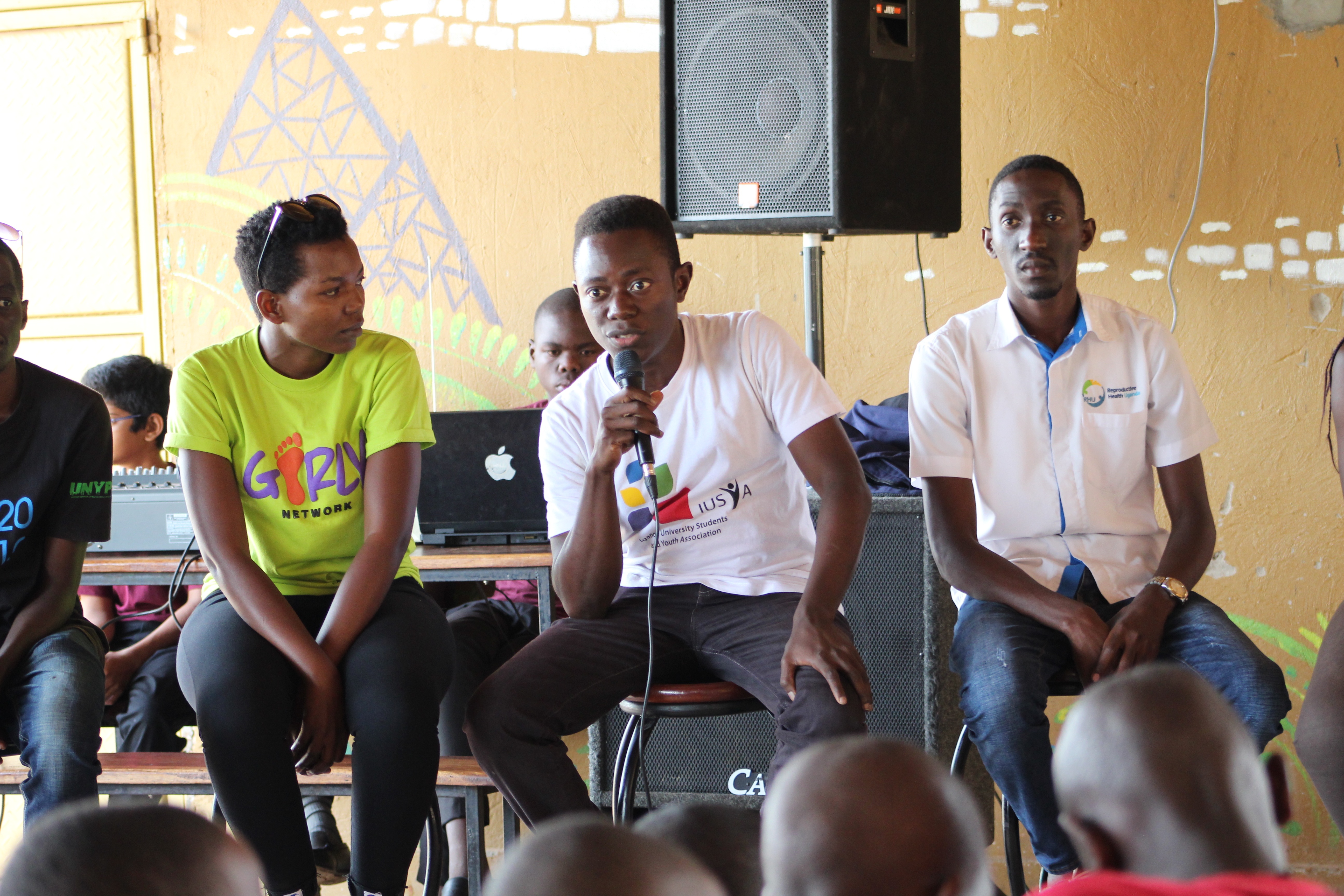 Model wearing plain black basic tee.