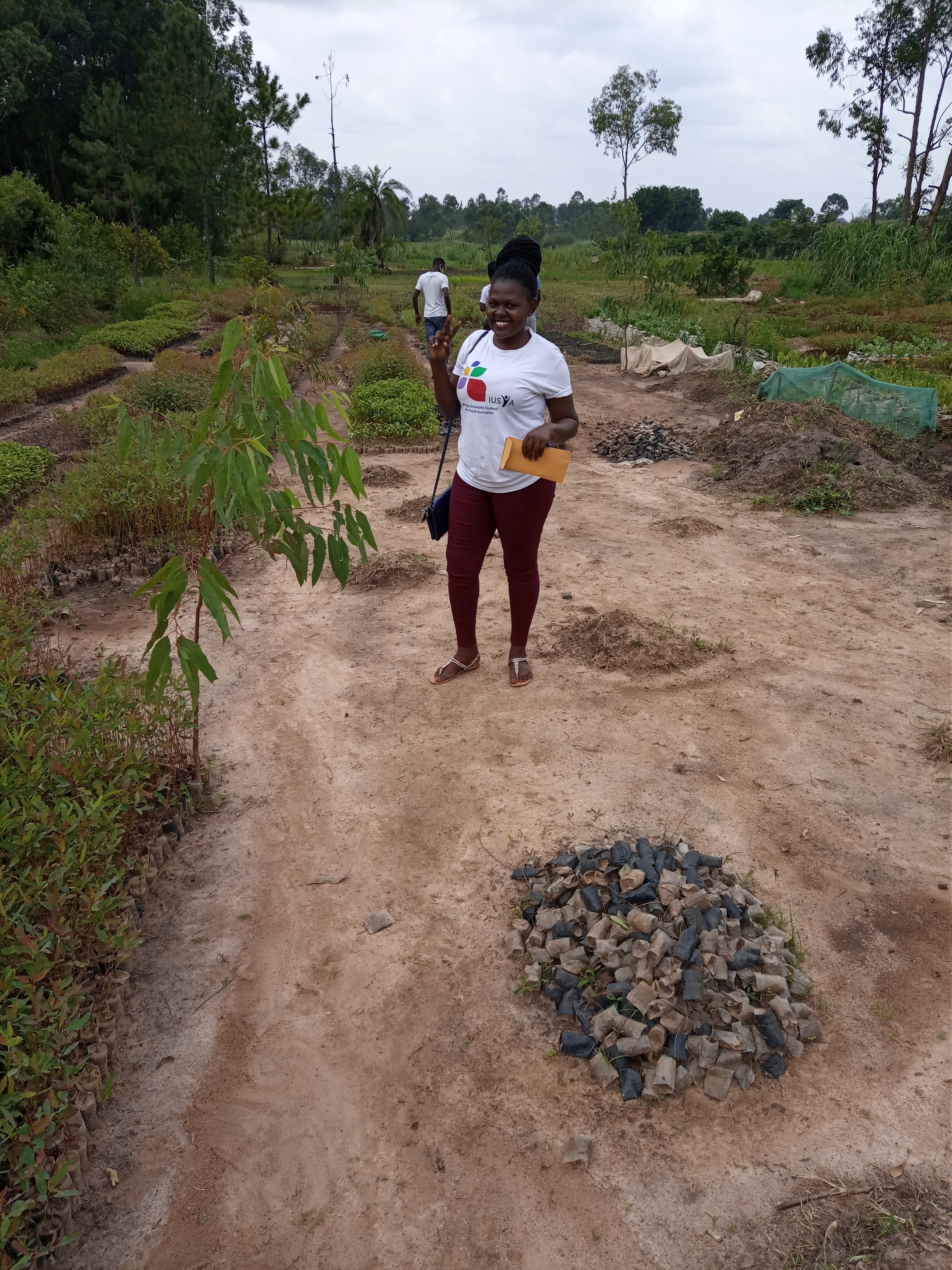 Model wearing plain white basic tee.