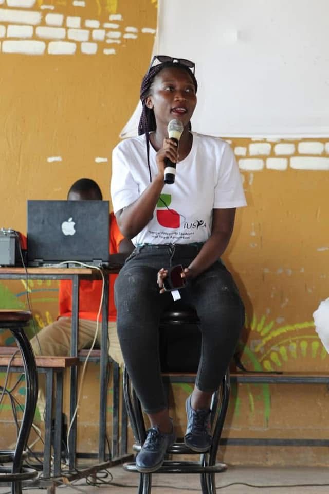 Model wearing plain white basic tee.