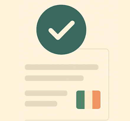 Mockup stilizzato con badge di conformità, segno di spunta e bandiera italiana, simbolo di strategie email conformi a GDPR e AIFA.