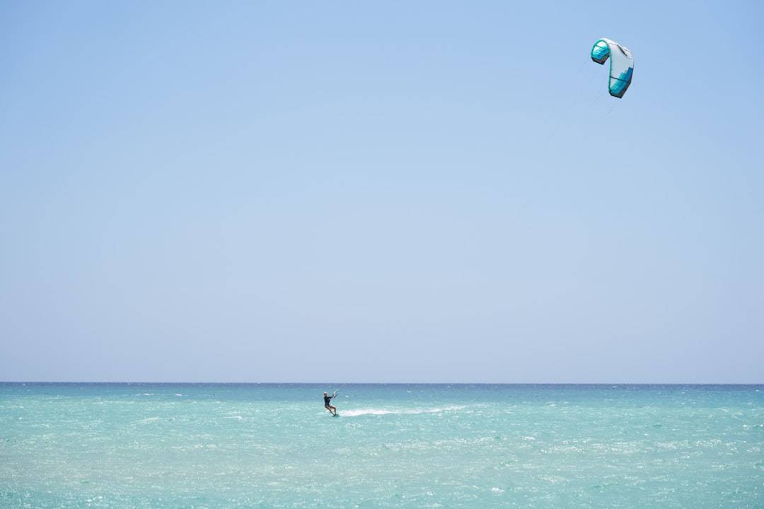 Kitesurfing on Sal Cabo Verde islands at Kite Beach – best surf spots to surf in Cape Verde on Holiday - Photo by s a m e p l a y e r | Cape Verde African Caribbean