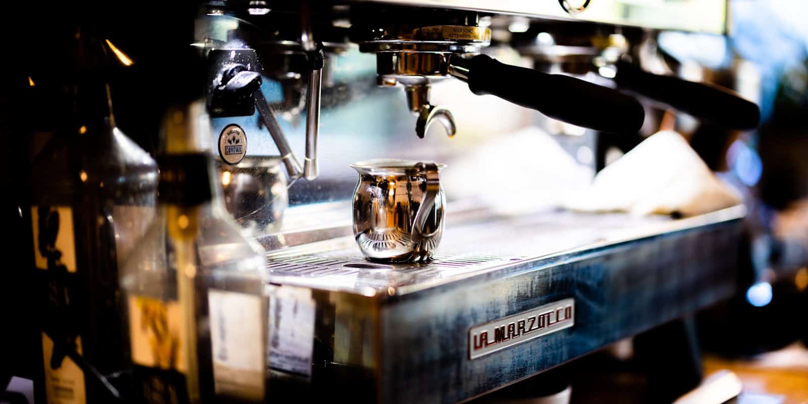 Espresso machine brewing Beann Artisan Coffee - beann speciality coffee