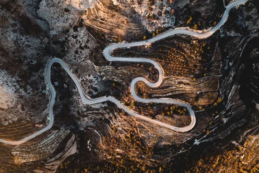 Arial view of a winding road – digital innovation growth consultancy for businesses - photo unsplash | de Paula