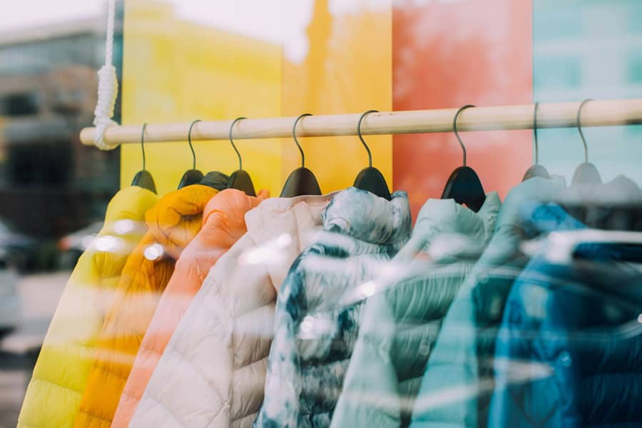 bright outdoor puffer jackets in shop window - Top Digital Product Consultancy Services - photo unsplash | de Paula Consultants
