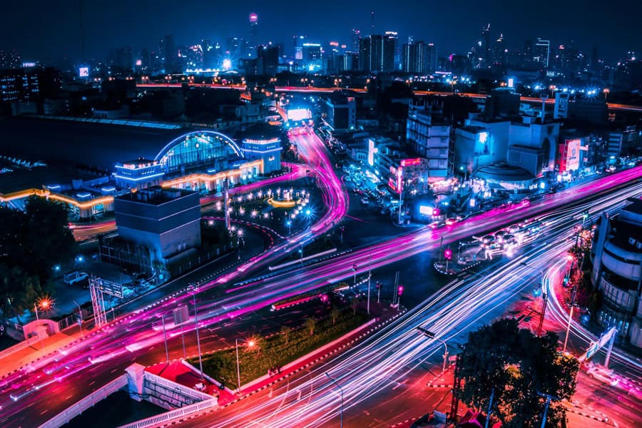 City at night with coloured street lights - Top Digital Product Consultancy Abut Us- Photo unsplash | de Paula Consultants