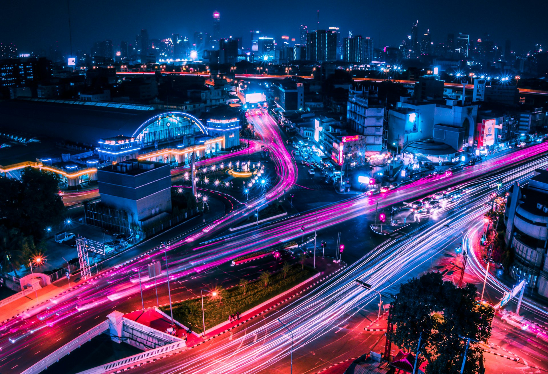 city at night with neon lights - Top Digital Product Consultancy Services - photo unsplash | de Paula Consultants