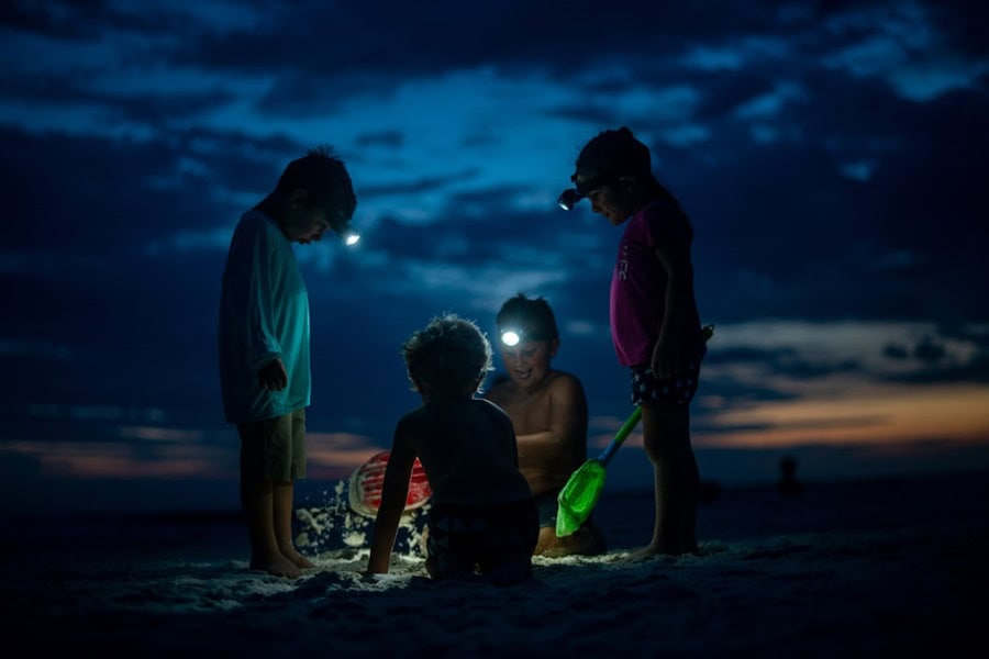 Kids playing at the beach at night - Top Digital Product Consultancy Contact - photo unsplash | de Paula Consultants