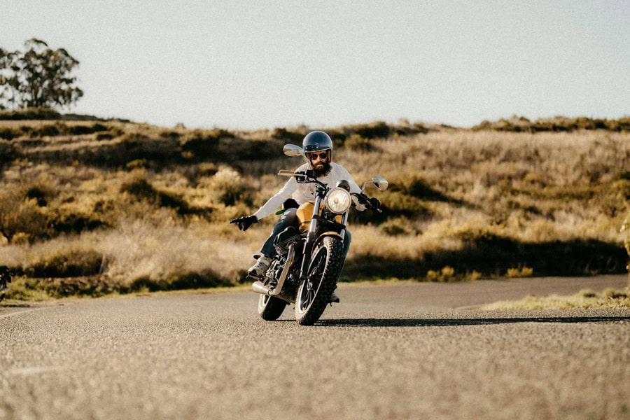 Motorcycle rider on a road - digital innovation growth consultancy - photo unsplash | de Paula
