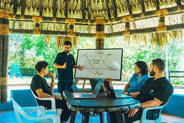 El equipo de Sportí realiza sesiones de retroalimentación para optimizar los aspectos de salud mental, promoviendo un ambiente de apoyo y crecimiento personal entre los pacientes.