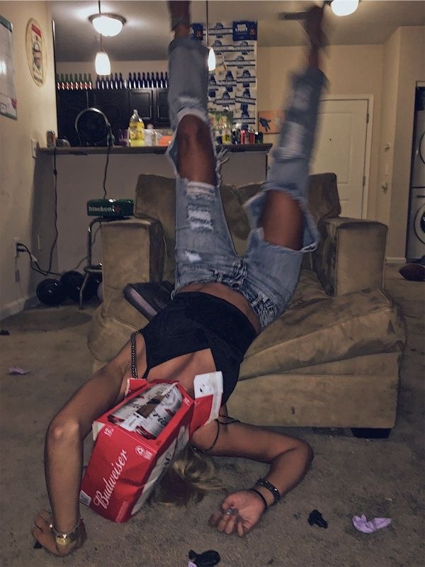 Personne en jeans et maillot de sport, réalisant une figure amusante lors d'une soirée festive
