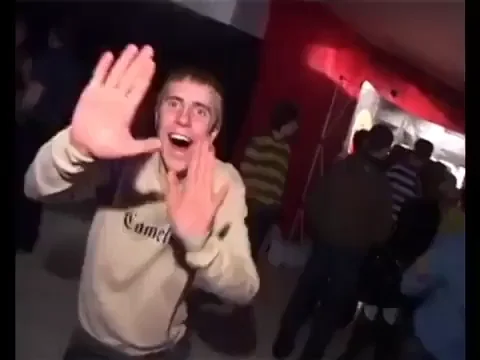 Participant jouant avec ses amis