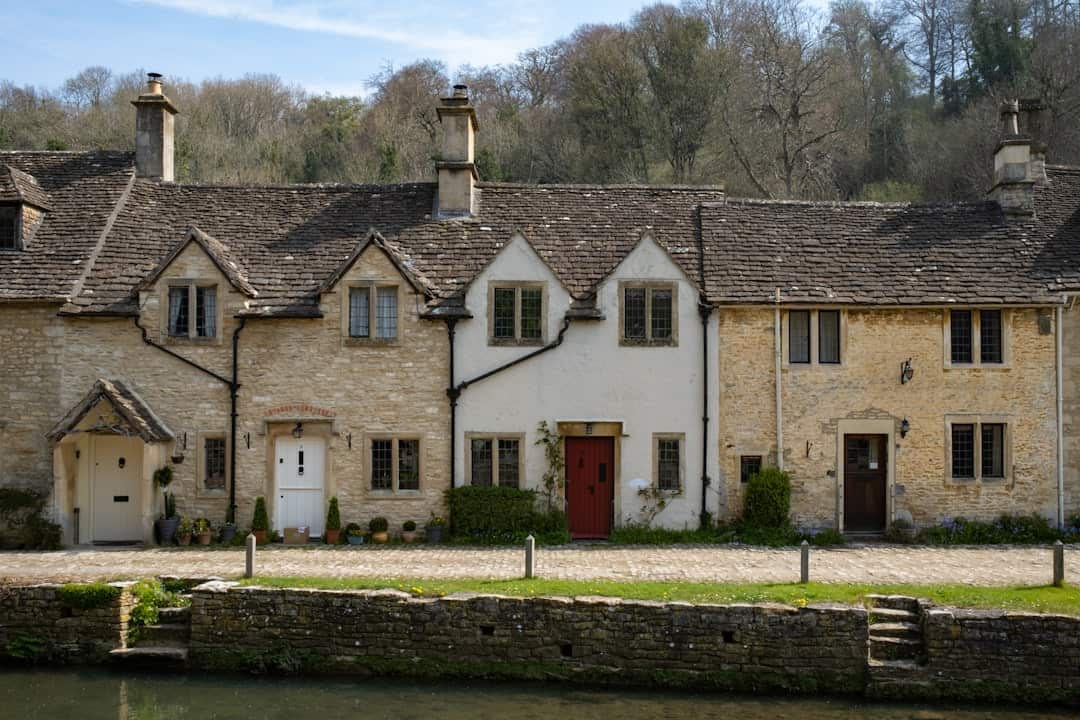 Row of cottages by the river in the Cotswolds Village of Castle Combe, North Wiltshire, UK β Photo by Yaopey Yong | Castle Combe England