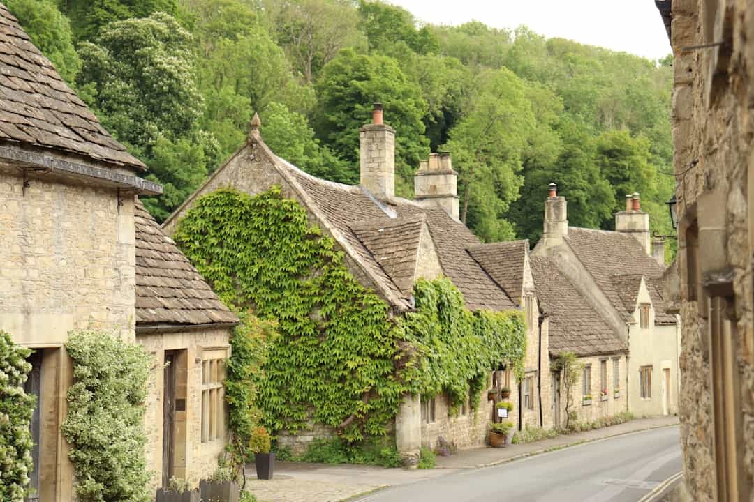 Stone cottages and the Old Tea Room in the Cotswolds Village of Castle Combe, North Wiltshire, UK – Photo by Joshua Smith | Castle Combe England