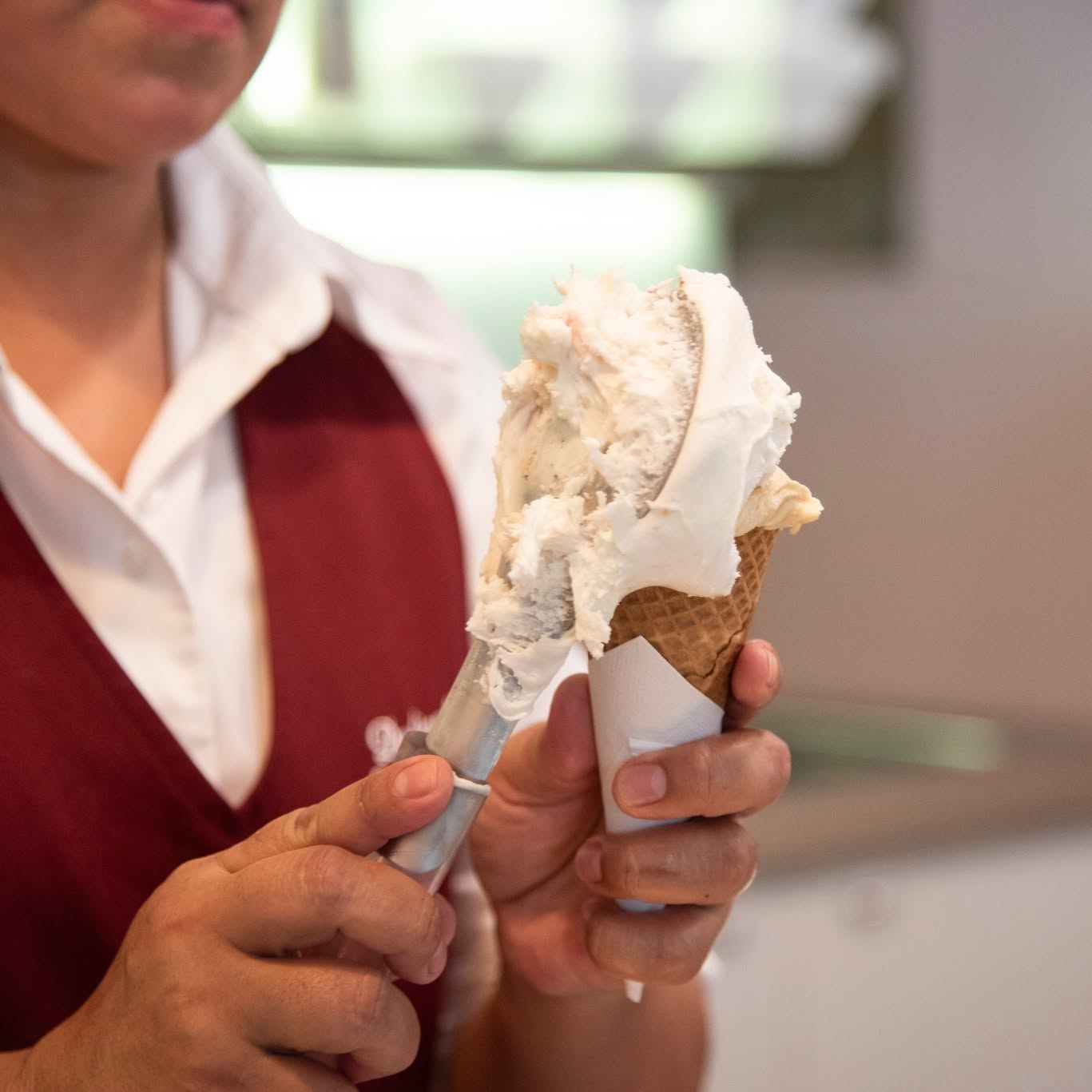 Cono de Il Gelato del Vecio con due gusti appena serviti