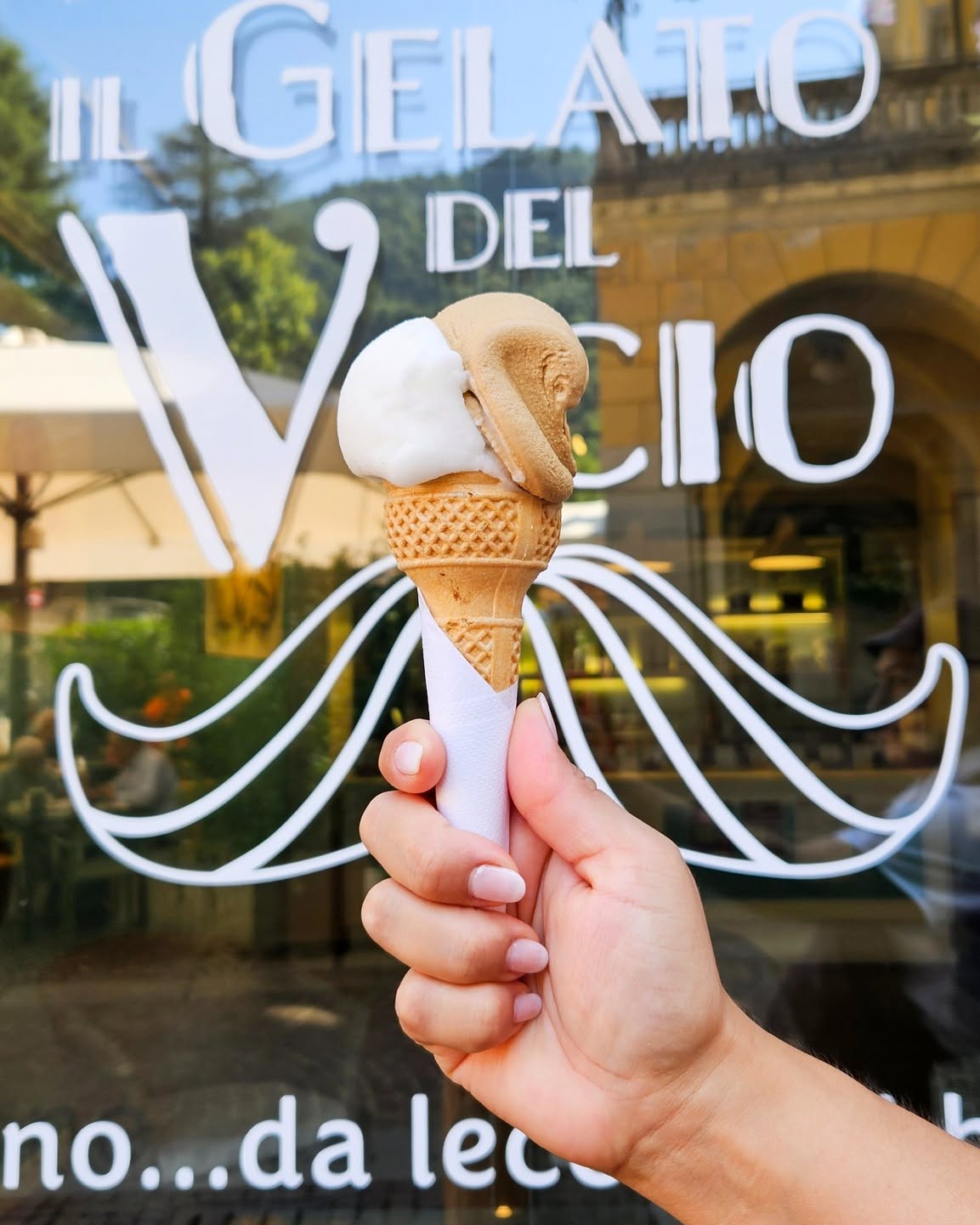 Cono de Il Gelato del Vecio davanti alla vetrina con l'insegna del negozio