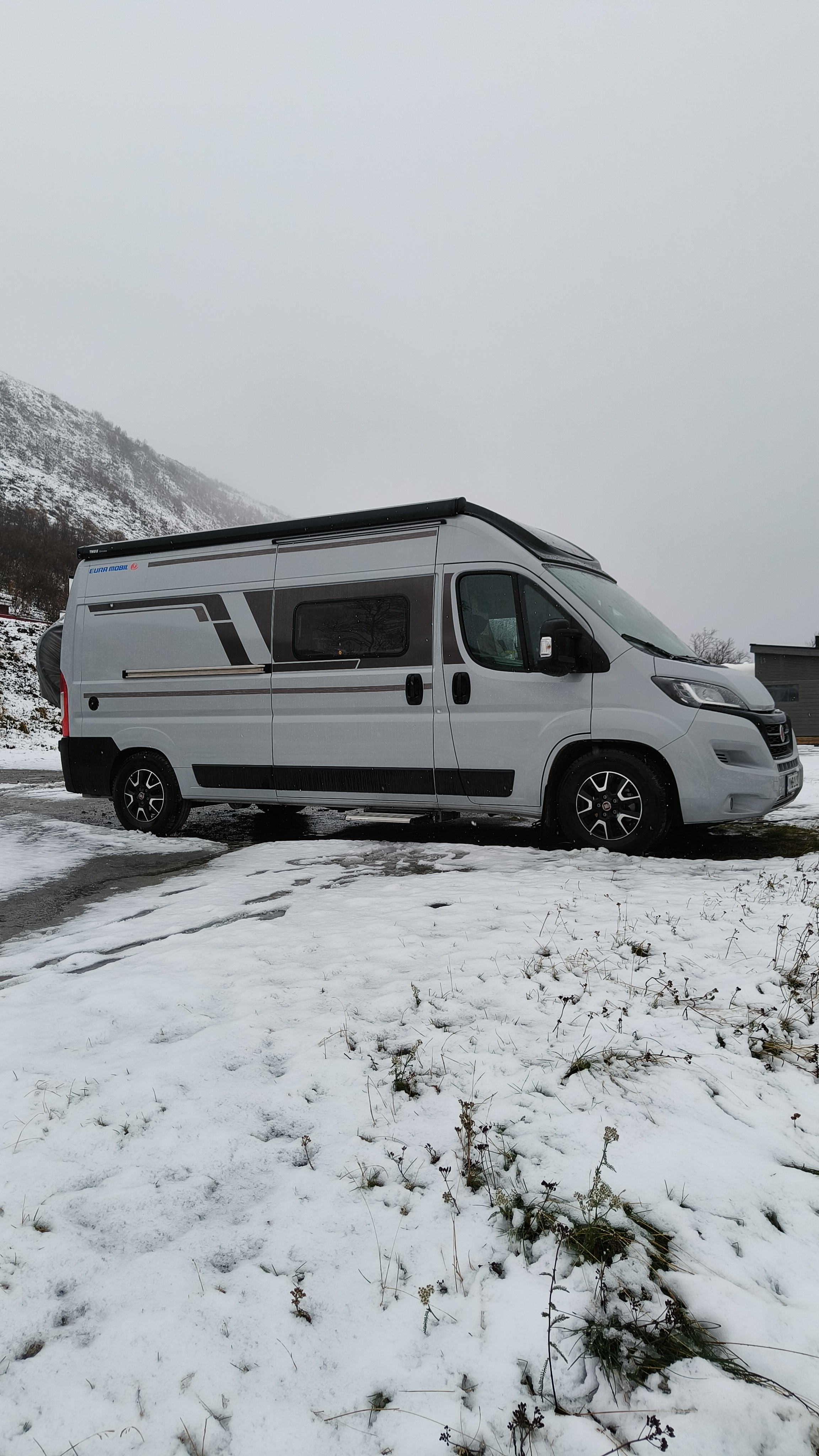 retkeilyauto-talvimaisemassa