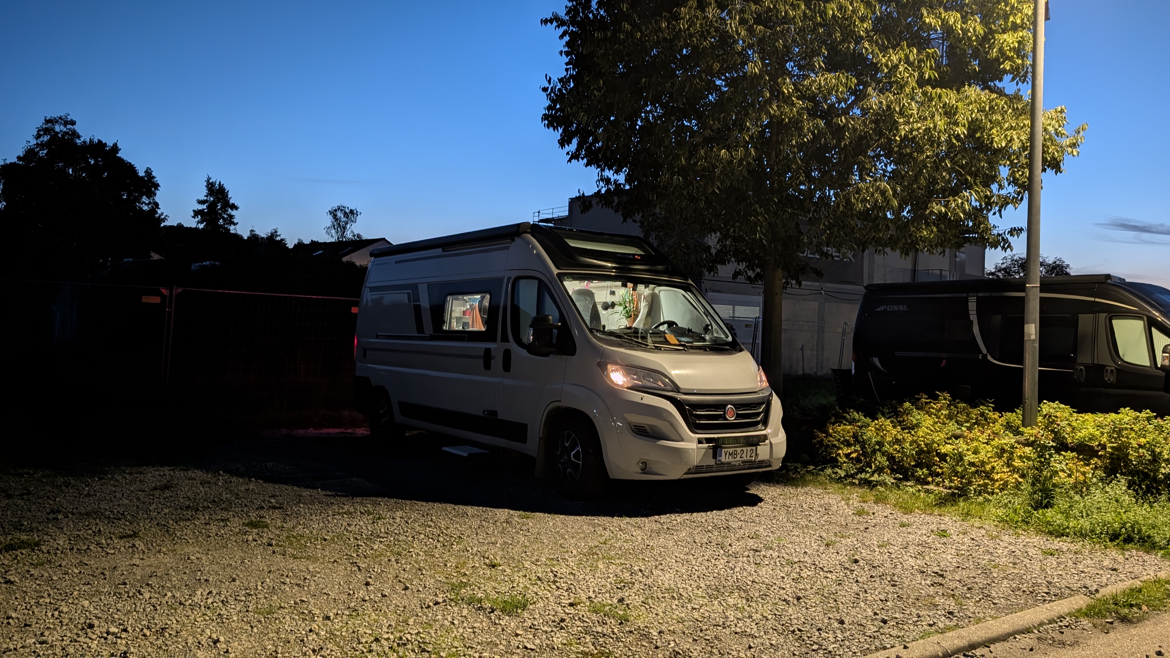 retkeilyauto-illalla