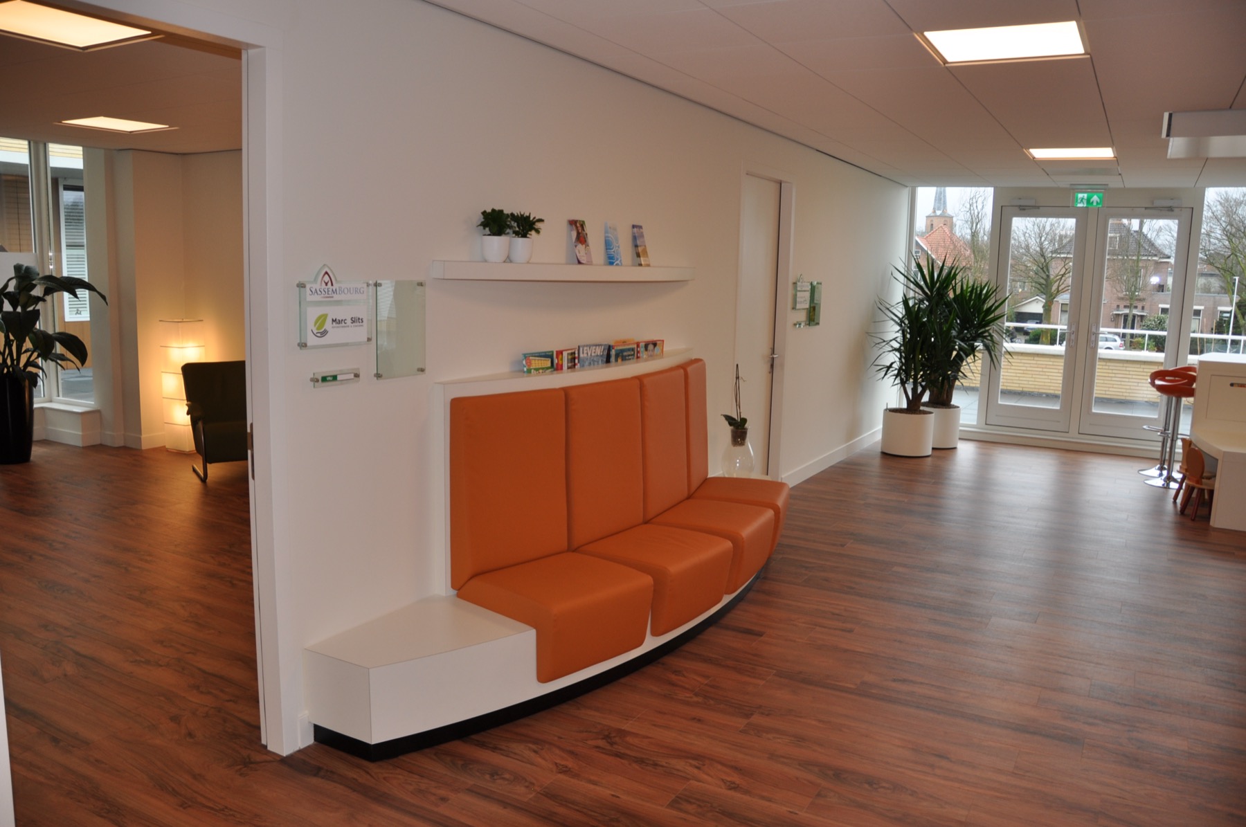 De wachtruimte van de praktijk in Sassenheim