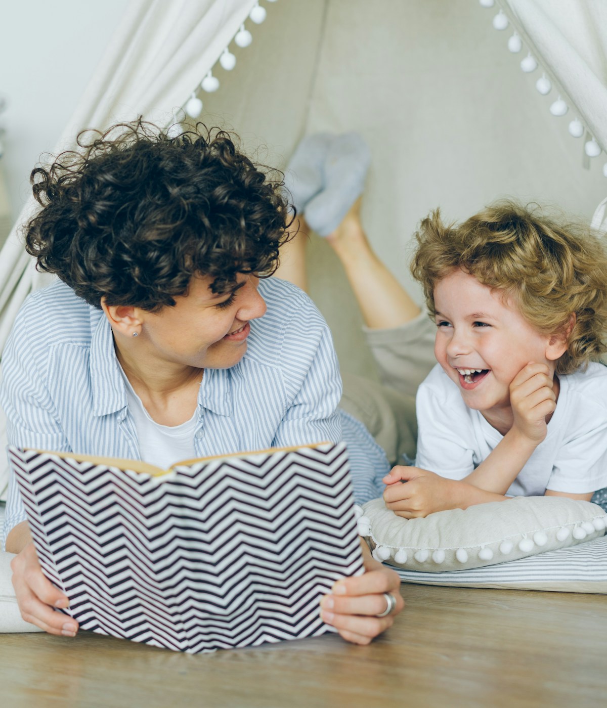 Vater und Sohn lesen fröhlich