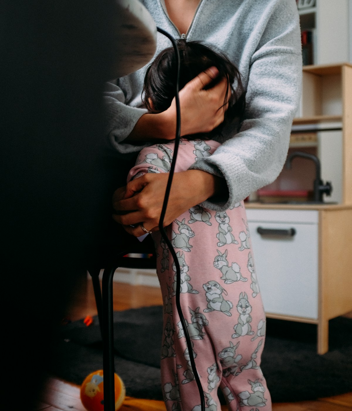 Mutter tröstet aufgebrachtes Kleinkind