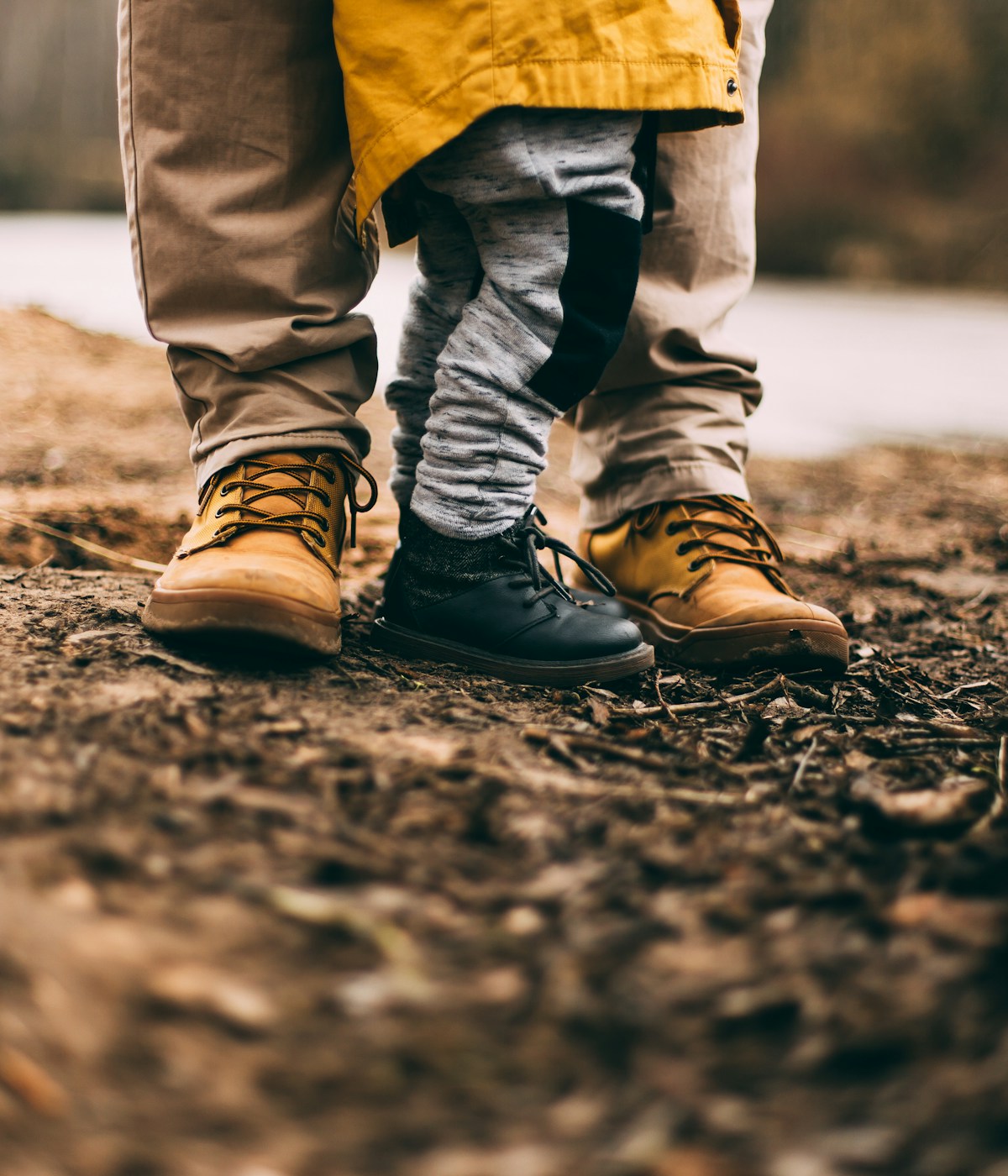 Vater begleitet Kind