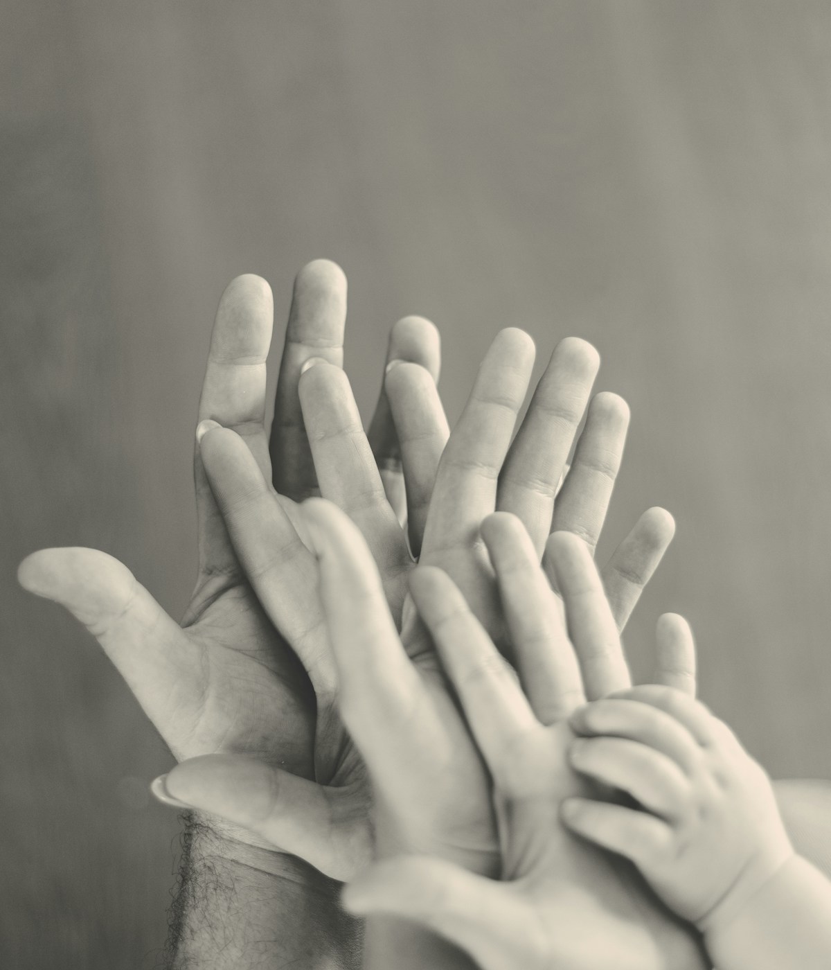 Hände einer Familie ruhig übereinander gelegt