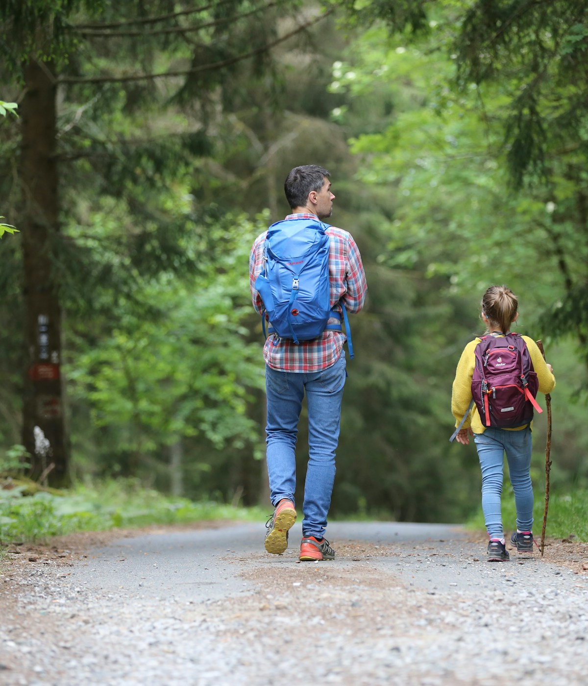 Vater macht zusammen mit seiner Tochter eine Wanderung 