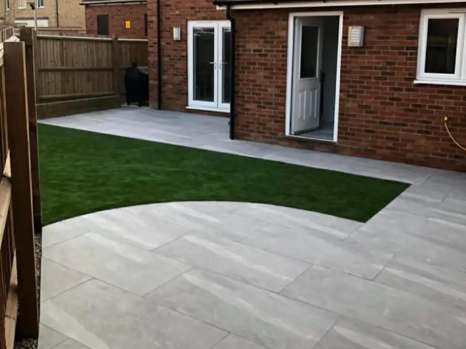 Courtyard patio wrapped by planting.