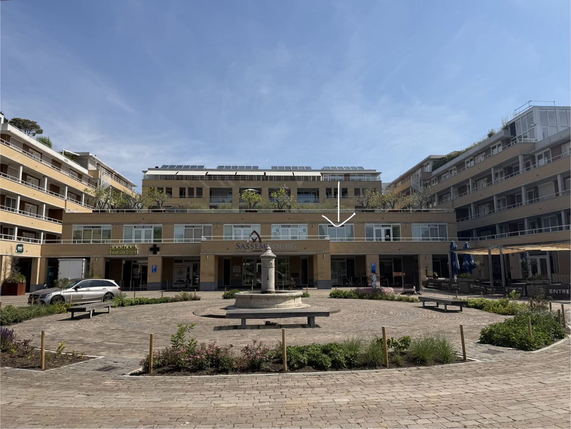Het praktijkgebouw van Praktijk Landzaat aan het ronde plein, Jan van Brabantweg 83 in Sassenheim